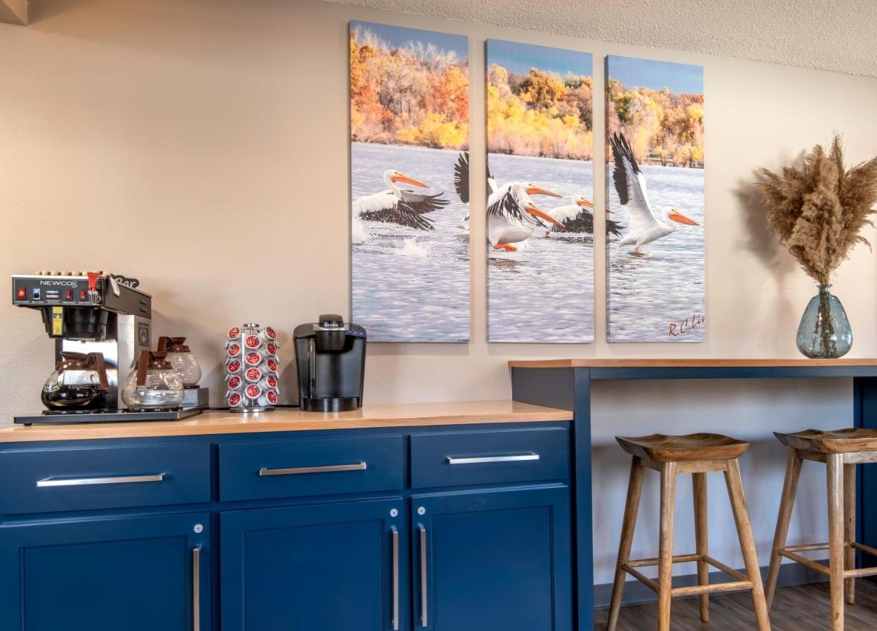 Hilltop Inn & Suites Grove Extérieur photo