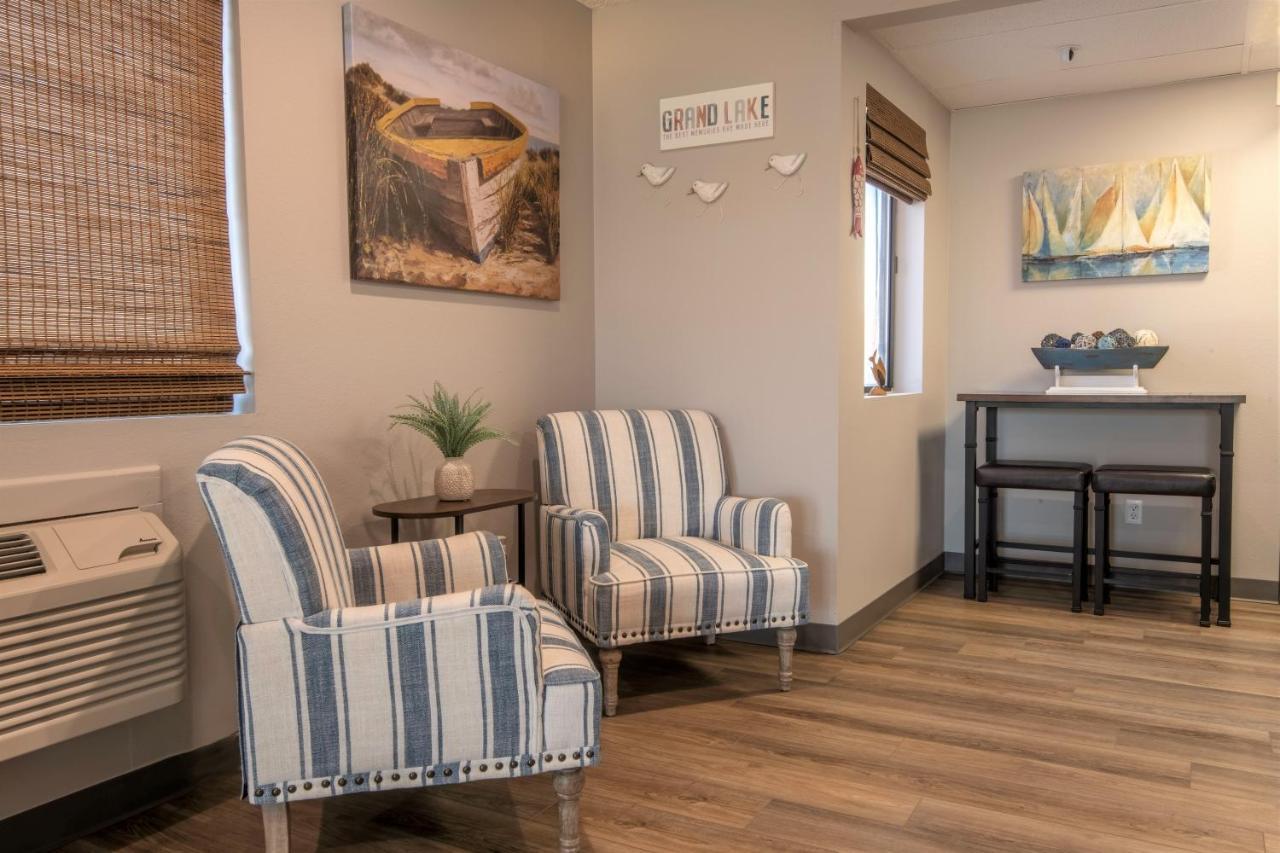 Hilltop Inn & Suites Grove Extérieur photo