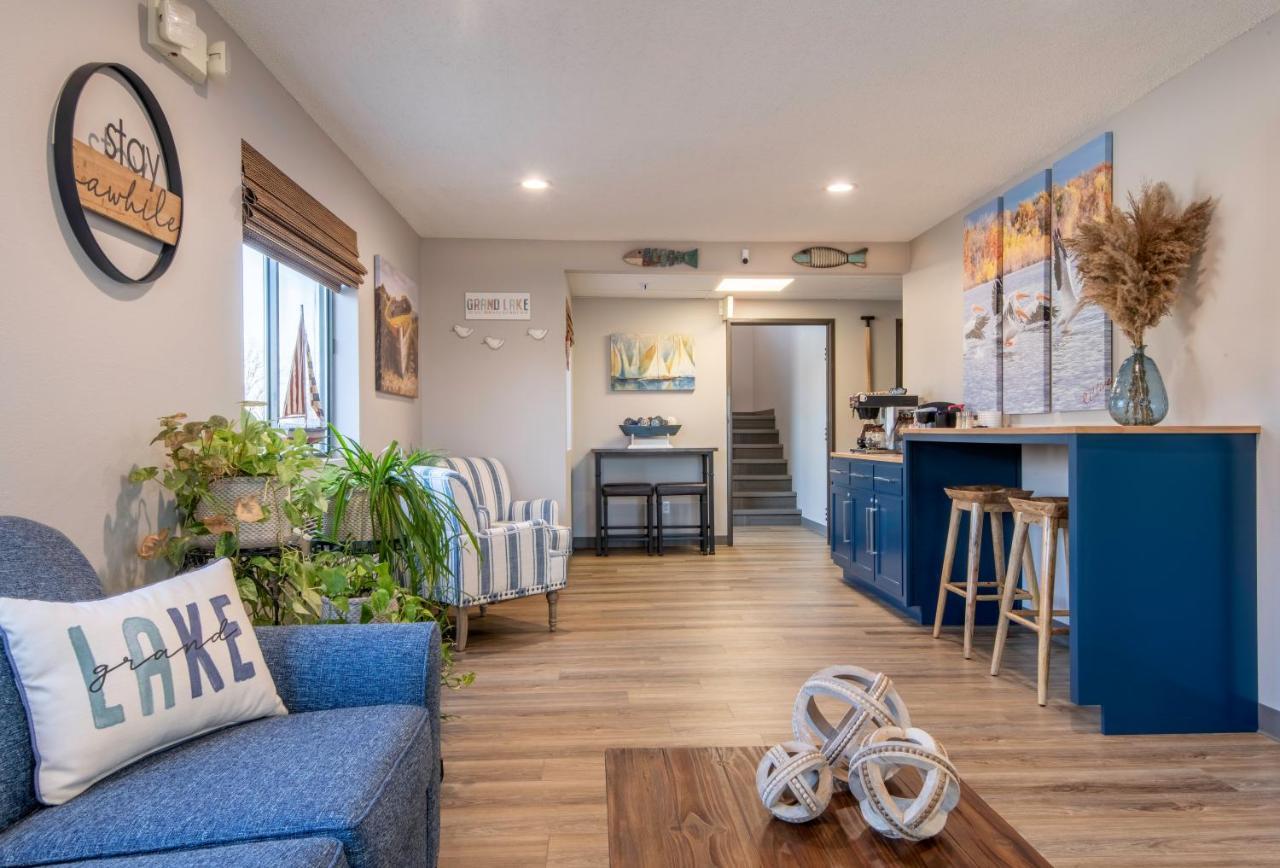 Hilltop Inn & Suites Grove Extérieur photo