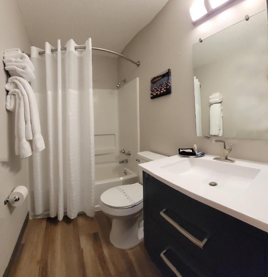 Hilltop Inn & Suites Grove Extérieur photo