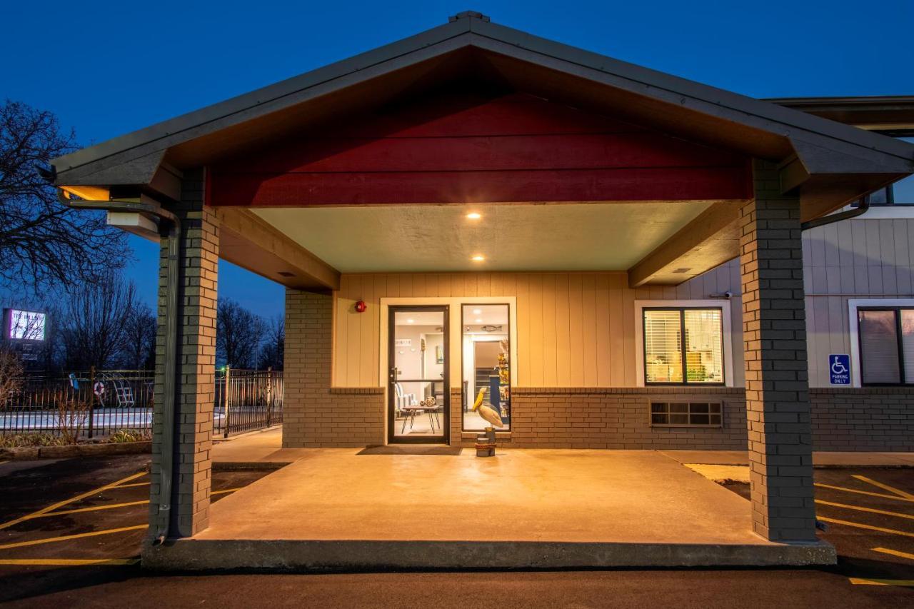 Hilltop Inn & Suites Grove Extérieur photo